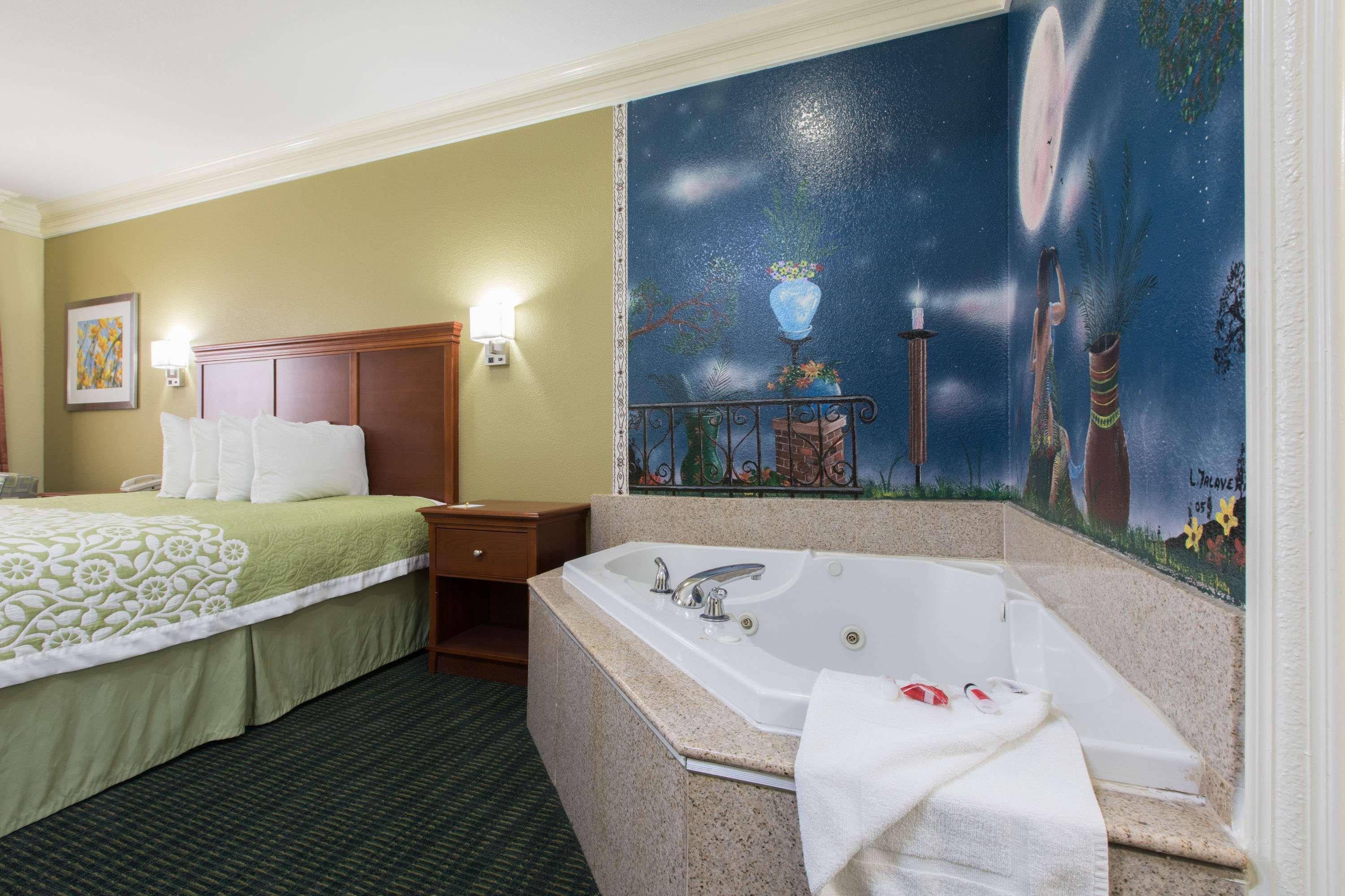 Days Inn & Suites Биг Спринг Екстериор снимка