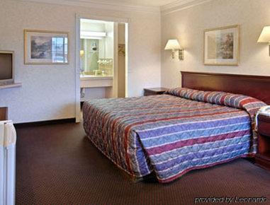 Days Inn & Suites Биг Спринг Стая снимка